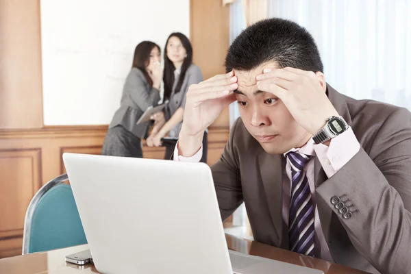 Asiatische Geschäftsmann im Büro — Stockfoto