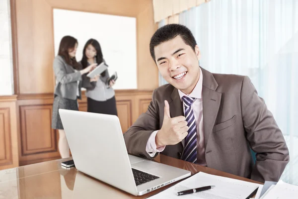 Aziatische zakenman in het kantoor — Stockfoto