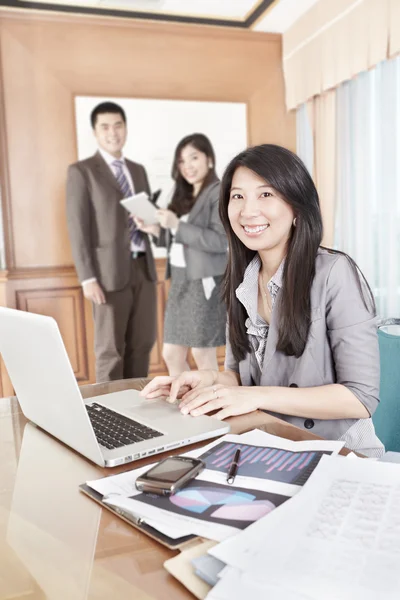 Asiática empresária no escritório — Fotografia de Stock