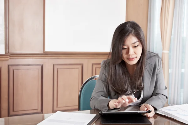 Businesswoman and tablet — Stock Photo, Image