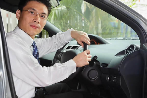 Chiński biznesmen wewnątrz samochodu — Zdjęcie stockowe