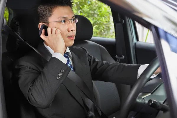 Talking on phone while driving — Stock Photo, Image