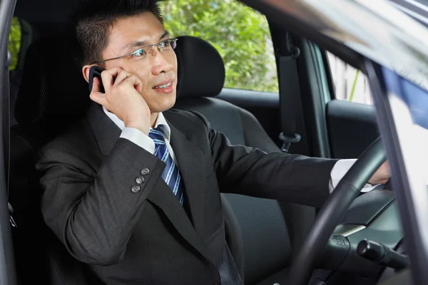 Araba kullanırken telefonla konuşmak — Stok fotoğraf