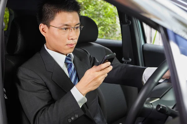 Sürüş sırasında cep telefonuyla mesaj — Stok fotoğraf
