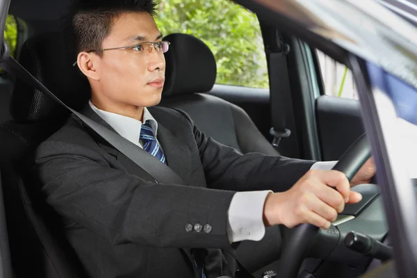 Κινεζική επιχειρηματίας οδήγησης αυτοκινήτου — Φωτογραφία Αρχείου