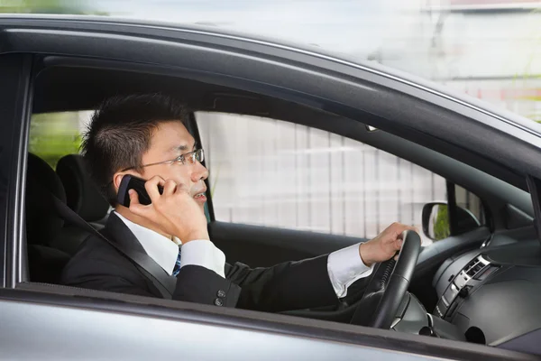 Parlare al telefono mentre si guida — Foto Stock
