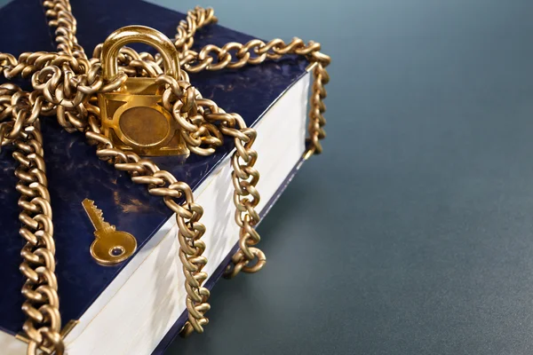 Chained and locked book — Stock Photo, Image