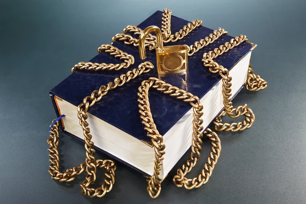 Libro con catena dorata e lucchetto — Foto Stock