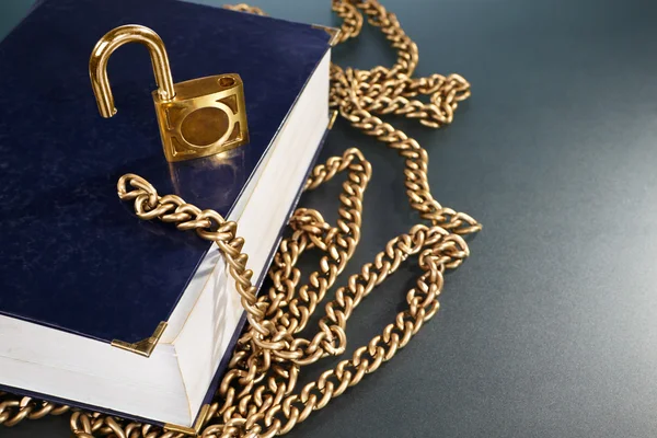 Βιβλίο με χρυσή αλυσίδα και κλειδαριά — Φωτογραφία Αρχείου