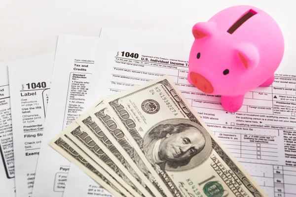 Piggy bank en belasting vormen — Stockfoto