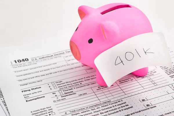 Piggy bank en belasting vormen — Stockfoto