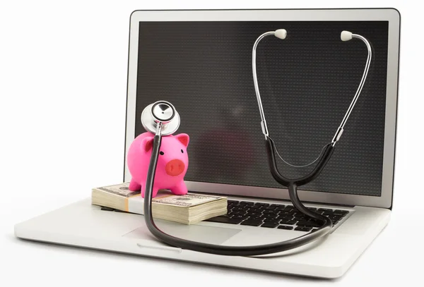 Sparschwein mit Stethoskop am Laptop — Stockfoto