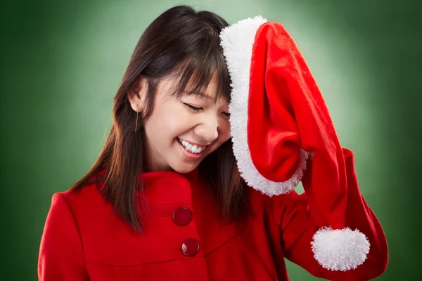 Різдвяна дівчина позує з капелюхом Санти — стокове фото