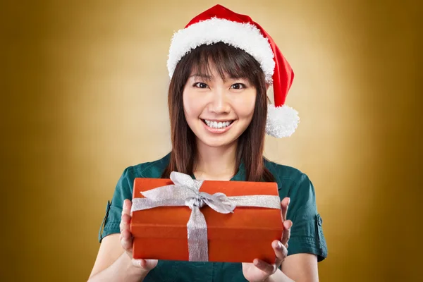 여자 산타 모자와 선물 — 스톡 사진