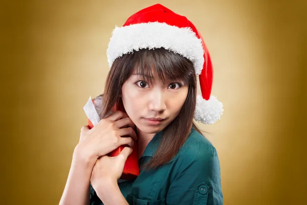 Menina com chapéu de Santa e presente — Fotografia de Stock