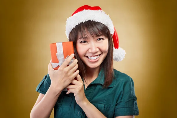 女孩与圣诞老人帽子和礼物 — 图库照片