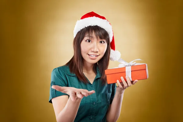 Girl with santa hat and gift — Stock Photo, Image