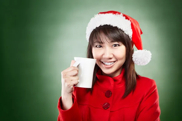 Kerstmis meisje met kop van drank — Stockfoto
