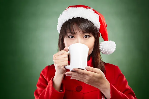 Weihnachtsmädchen mit Tasse Getränk — Stockfoto