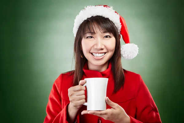 Christmas flicka med kopp drink — Stockfoto