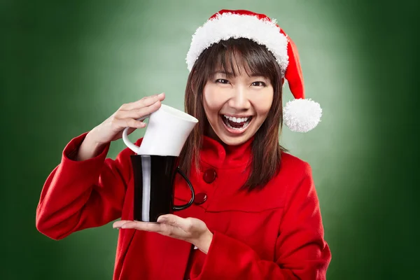 Χριστούγεννα κορίτσι με φλιτζάνι ποτό — Φωτογραφία Αρχείου