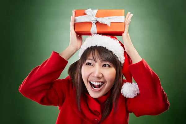 Karácsonyi lány gazdaság ajándék — Stock Fotó