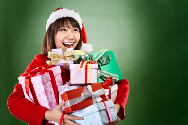 Menina de Natal carregando presentes — Fotografia de Stock