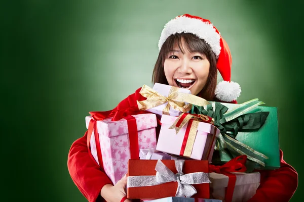 Ragazza di Natale portando regali — Foto Stock