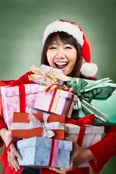 Menina de Natal carregando presentes — Fotografia de Stock