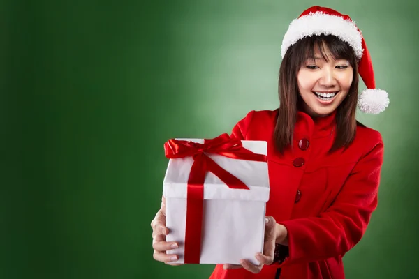 Christmas flicka med nuvarande — Stockfoto