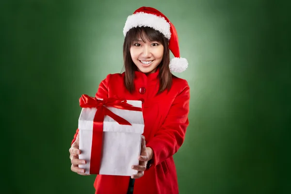 Menina de Natal com presente — Fotografia de Stock