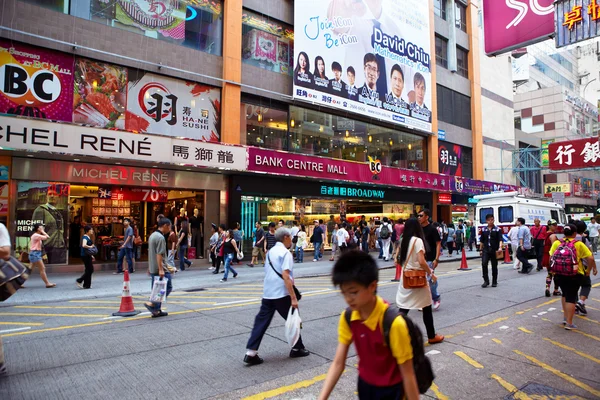 Pedestres em Hongkong distrito comercial — Fotografia de Stock