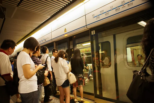 Queue in MRT terminal — Stock Photo, Image