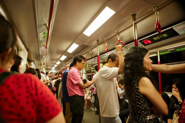 Multitudes en MRT lateral — Foto de Stock