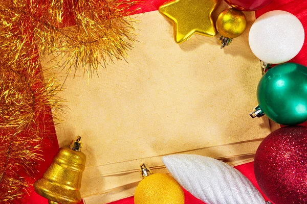 Blanco papier en Kerst ornamenten — Stockfoto