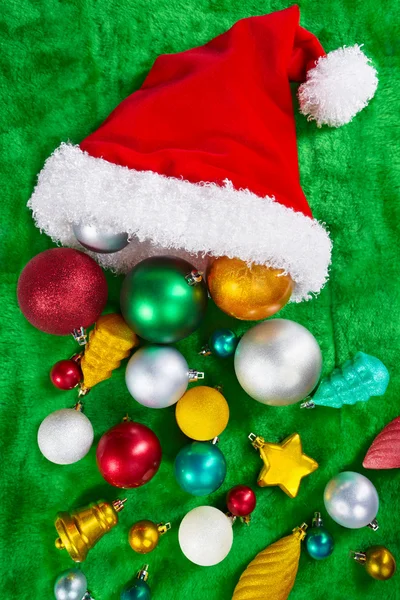 Sombrero de Santa y adornos de Navidad — Foto de Stock