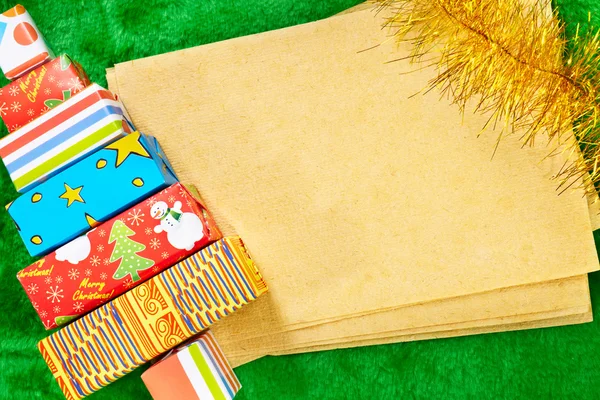 Blankt papper och julklappar — Stockfoto