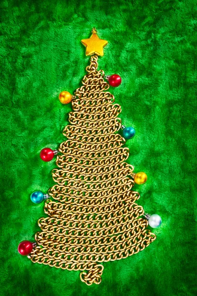 Золотая цепь елки на зеленом — стоковое фото