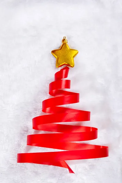 Κόκκινη κορδέλα χριστουγεννιάτικο δέντρο — Φωτογραφία Αρχείου