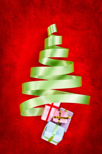 グリーン リボン クリスマス ツリー — ストック写真