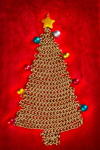 Golden chain Christmas tree on red — Stock Photo, Image