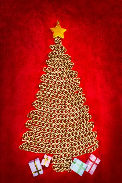 Cadena de oro árbol de Navidad en rojo —  Fotos de Stock