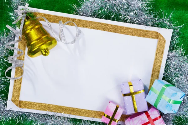 Blankt papper och julklappar — Stockfoto