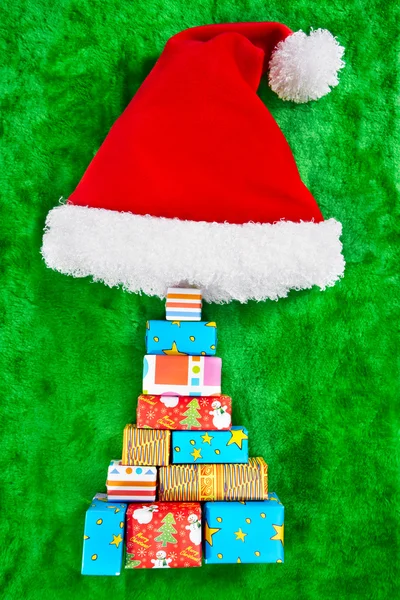Sombrero de Santa y regalos de Navidad —  Fotos de Stock