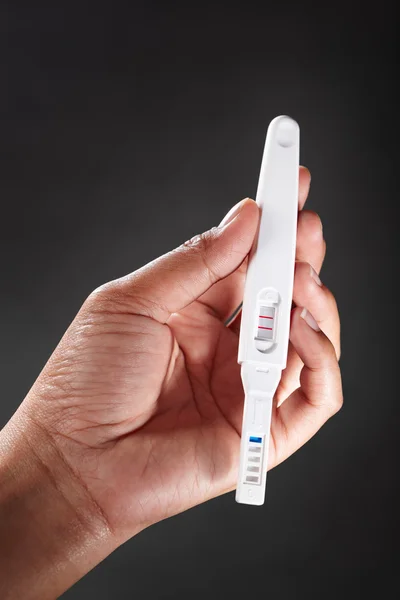 Mão segurando teste de gravidez — Fotografia de Stock