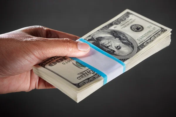 Ruka drží peníze — Stock fotografie