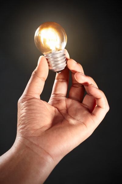 Озил держит лампочку