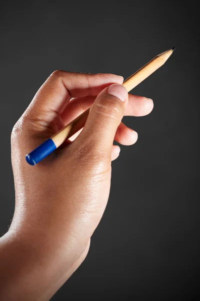 Ręka trzyma ołówek — Zdjęcie stockowe
