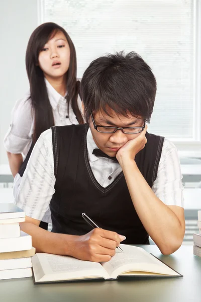 Estudantes diligentes e maus — Fotografia de Stock