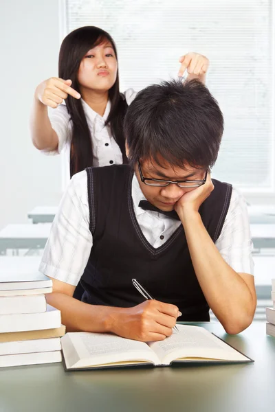 Estudantes diligentes e maus — Fotografia de Stock
